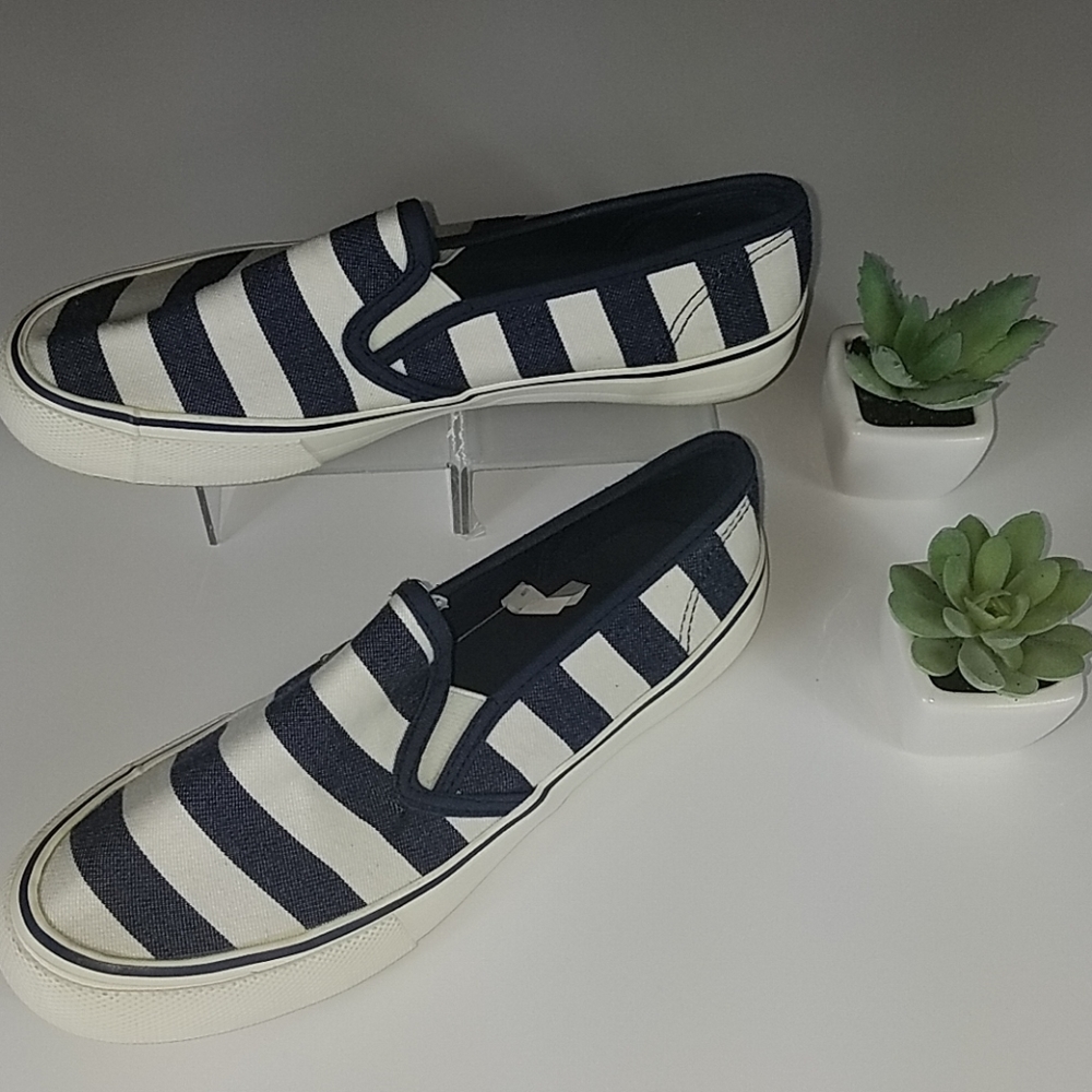 Mossimo, Navy and white casual shoes, size 9 - Picture 1 of 4